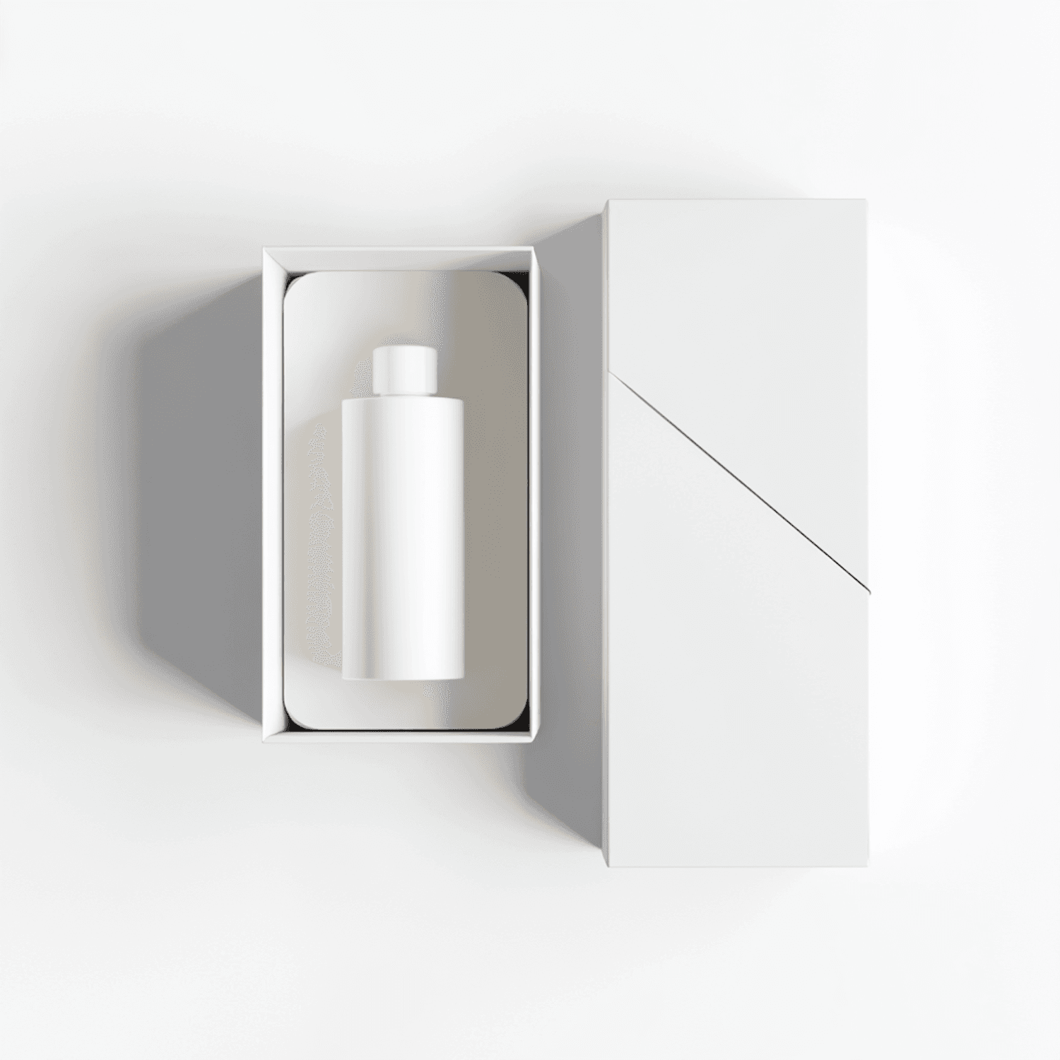 Minimalistische weiße Verpackung mit Flakon auf beigem Einleger