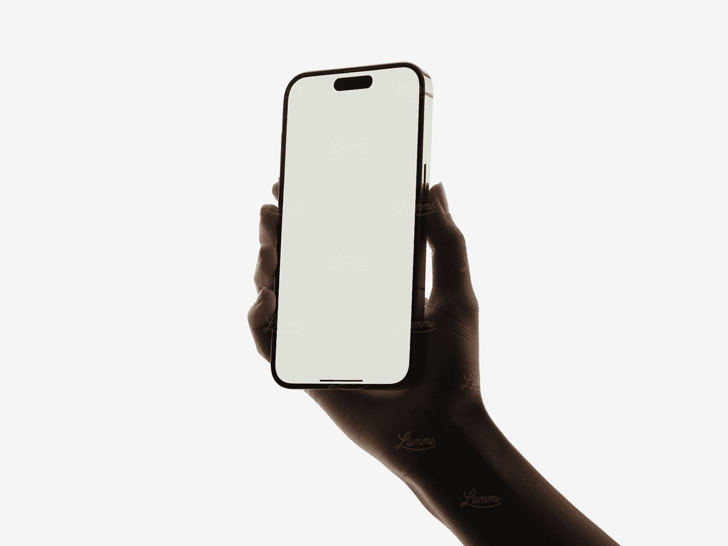 Hand hält ein Smartphone mit leerem Bildschirm vor hellem Hintergrund